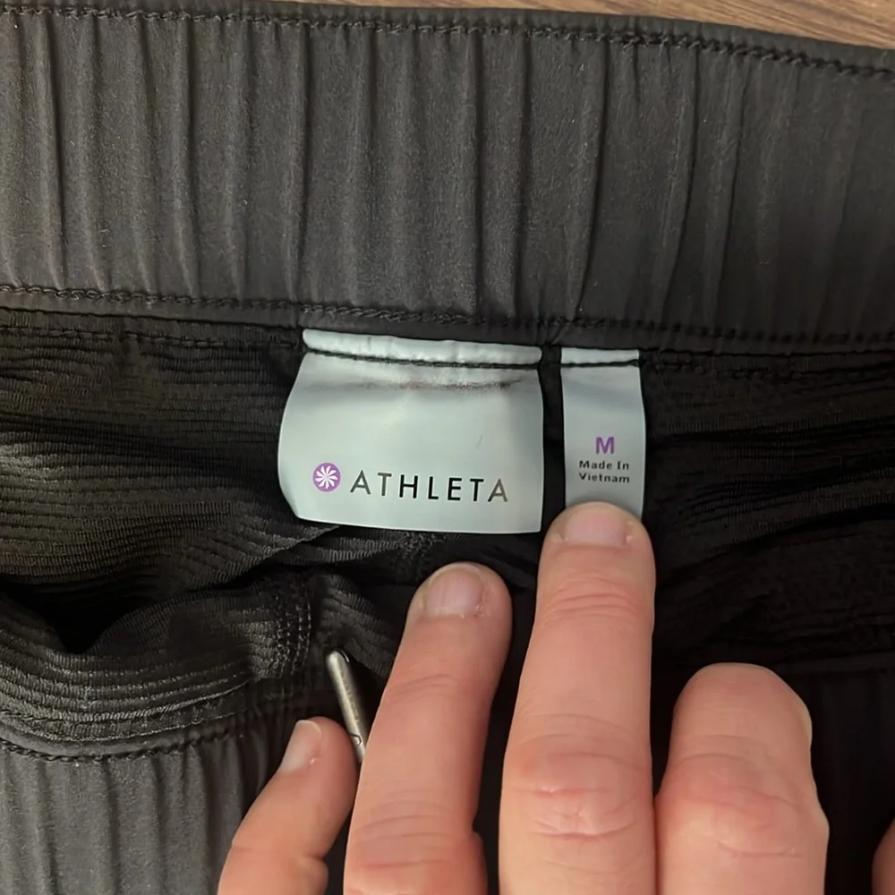 Black Athleta skort with side zipper pockets. - Picture 3 of 6